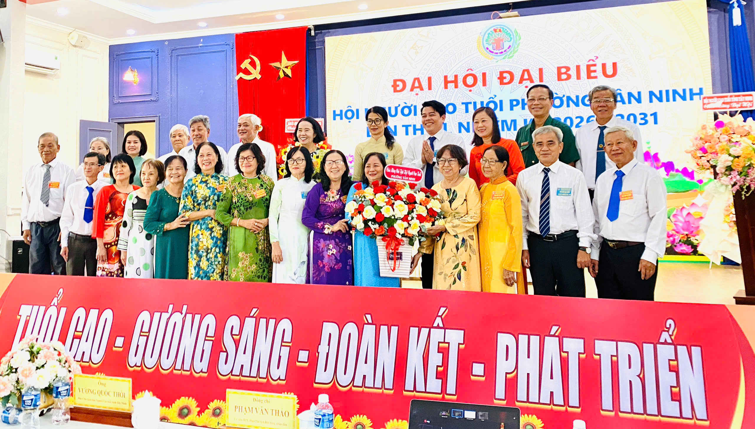 Lãnh đạo Hội NCT tỉnh Tây Ninh và lãnh đạo địa phương chụp ảnh lưu niệm cùng Ban chấp hành Hội NCT phường Tân Ninh nhiệm kỳ 2026-2031