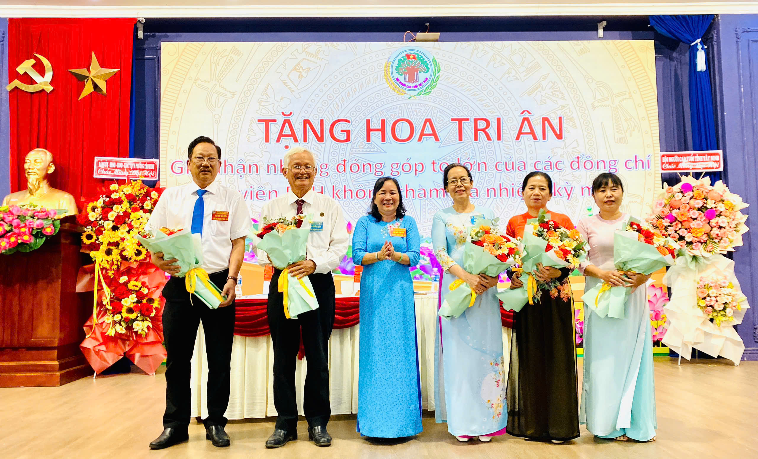 Chủ tịch Hội NCT phường Tân Ninh Hồ Tuyết Huỳnh Mai tặng hoa tri ân các nguyên Uỷ viên Ban chấp hành NCT phường Tân Nỉnh nhiệm kỳ 2021 – 2026