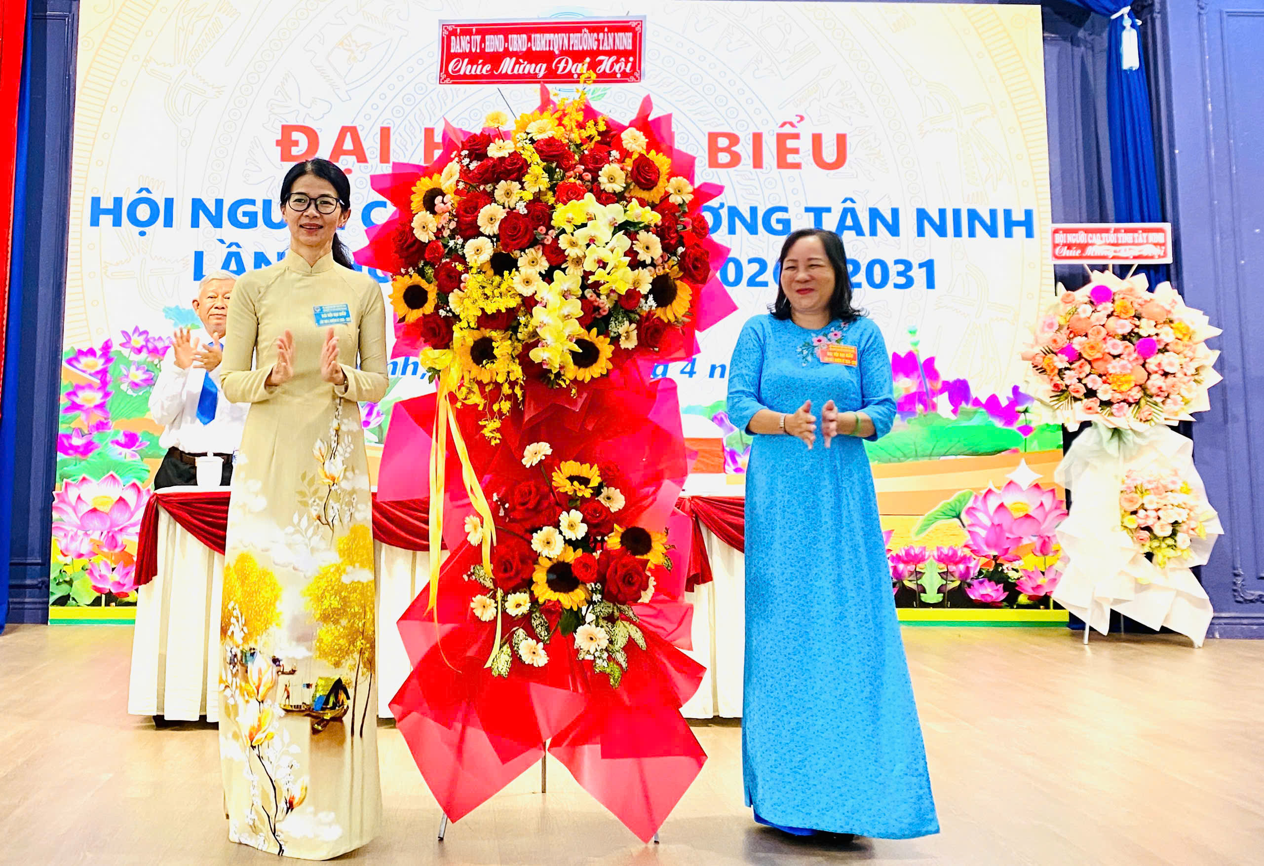 Phó Bí thư thường trực Đảng ủy Cao Thị Thu tặng hoa chúc mừng Hội NCT phường Tân Ninh